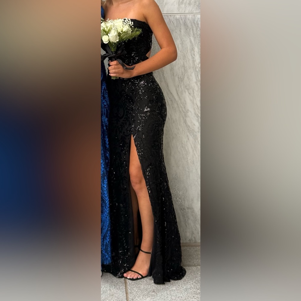 Windsor Black Sleeveless Prom Gown